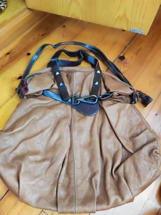 Bolso de piel marrón con tachuelas