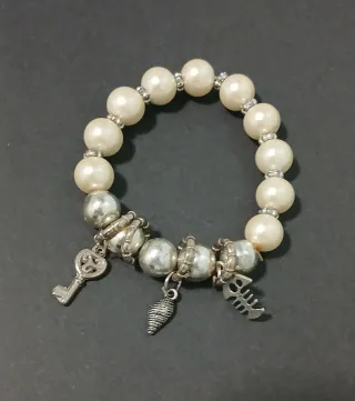 Pulsera antigua perlas y dijes vintage ajustable