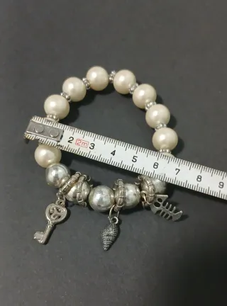 Pulsera antigua perlas y dijes vintage ajustable