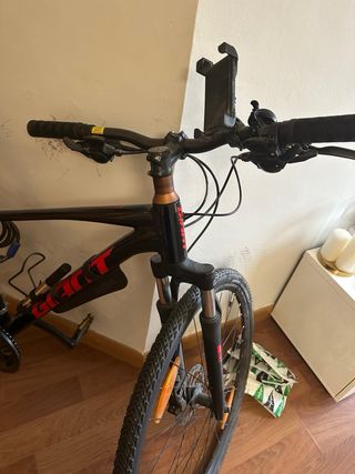 Nueva Bicicleta de Montaña Giant Negra + Casco