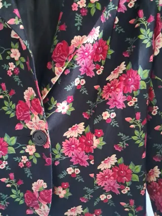 Chaqueta negra y violeta H&M floral Talla XS - S