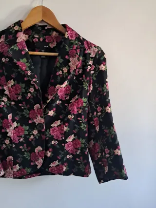 Chaqueta negra y violeta H&M floral Talla XS - S