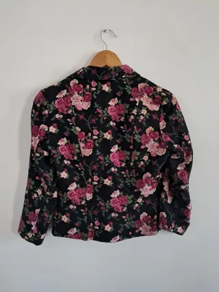 Chaqueta negra y violeta H&M floral Talla XS - S