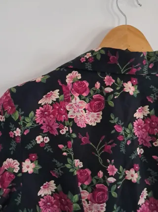 Chaqueta negra y violeta H&M floral Talla XS - S