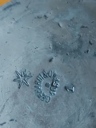 Tetera inglesa antigua plateada Grabada en la base