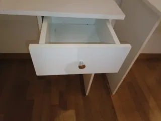 Escritorio blanco con cajón