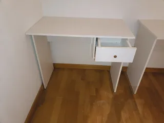 Escritorio blanco con cajón