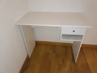 Escritorio blanco con cajón