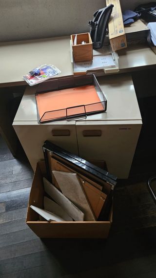 Cajonera de oficina beige y naranja