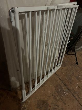 Valla metálica blanca