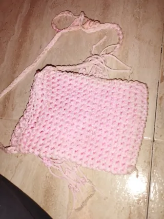 Bolso rosa tejido con flecos y cuentas