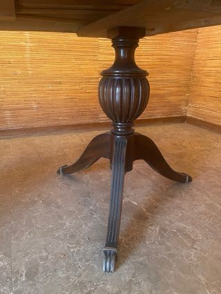 Mesa de comedor de madera extensible.