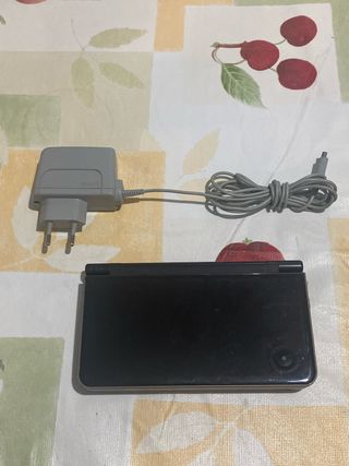 Nintendo DSi XL Negra con Cargador