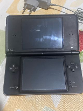 Nintendo DSi XL Negra con Cargador