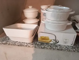 Vajilla de cerámica variada