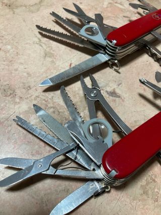 3 Victorinox: 2 Swisschamp + 1 Champion
