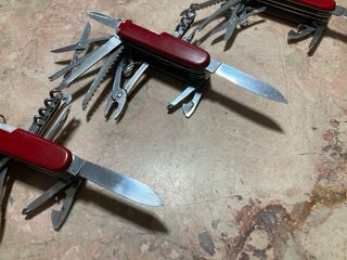 3 Victorinox: 2 Swisschamp + 1 Champion