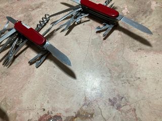 3 Victorinox: 2 Swisschamp + 1 Champion