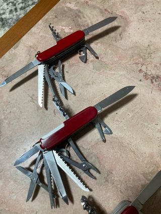 3 Victorinox: 2 Swisschamp + 1 Champion
