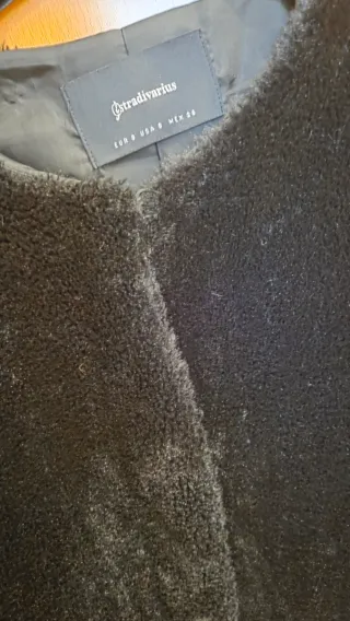 Abrigo pelo negro Stradivarius