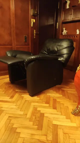 Sillón reclinable de cuero negro