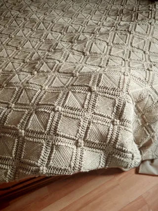 Colcha ganchillo café con leche