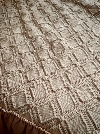 Colcha ganchillo café con leche