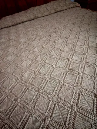 Colcha ganchillo café con leche