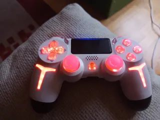 Controller PS4 e PC bianco con luci LED