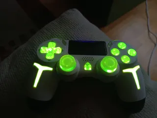 Controller PS4 e PC bianco con luci LED