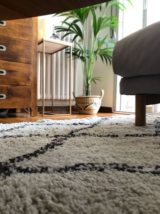 Alfombra de rombos beige y negro