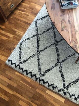 Alfombra de rombos beige y negro