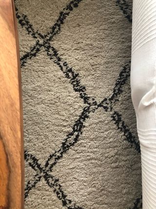 Alfombra de rombos beige y negro