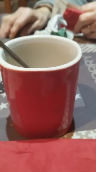 Taza de cerámica roja y blanca