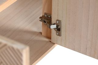 Aparador de madera con detalles dorados