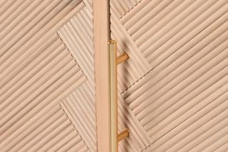 Aparador de madera con detalles dorados