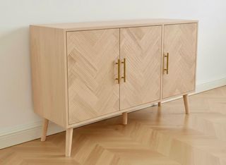 Aparador de madera con detalles dorados