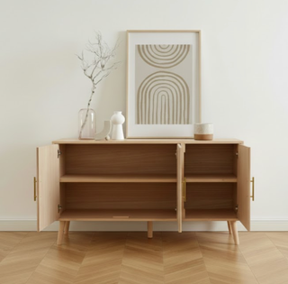 Aparador de madera con detalles dorados