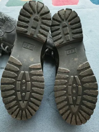 Stivali alti neri e grigi con lacci