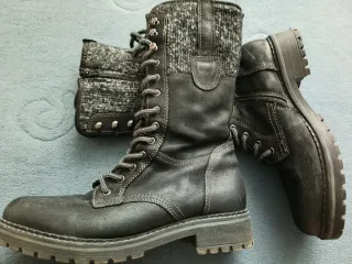 Stivali alti neri e grigi con lacci