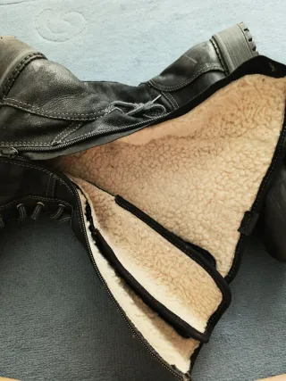 Stivali alti neri e grigi con lacci