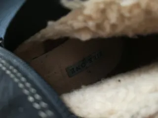 Stivali alti neri e grigi con lacci