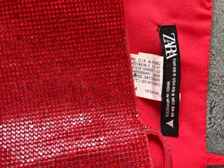 Top rojo brillante con tirantes