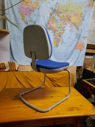 Lote dos sillas de diseño azul y gris