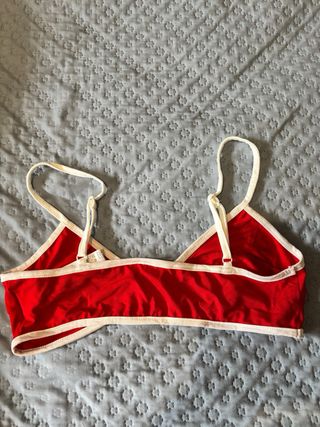 Top deportivo rojo y blanco