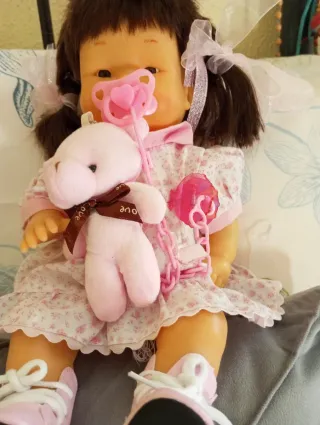 Muñeca con chupete y osito rosa
