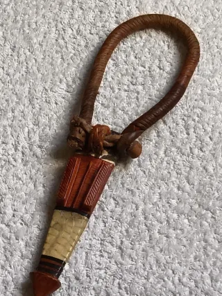 TEBU AFRICANA CON FUNDA DE CUERO, ACERO Y PIEL