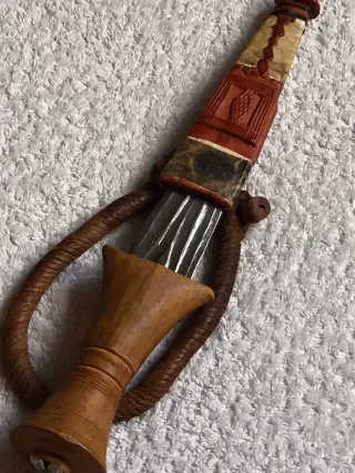 TEBU AFRICANA CON FUNDA DE CUERO, ACERO Y PIEL