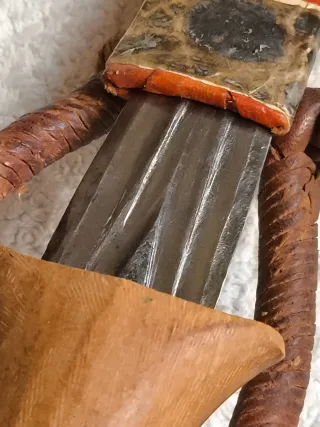 TEBU AFRICANA CON FUNDA DE CUERO, ACERO Y PIEL