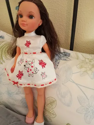 Muñeca con ojos verdes y pendientes
